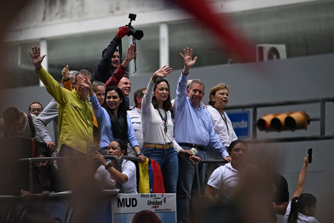  A líder da oposição venezuelana Maria Corina Machado e o candidato presidencial da oposição Edmundo Gonzalez Urrutia cumprimentam apoiadores durante um comício em frente à sede das Nações Unidas em Caracas