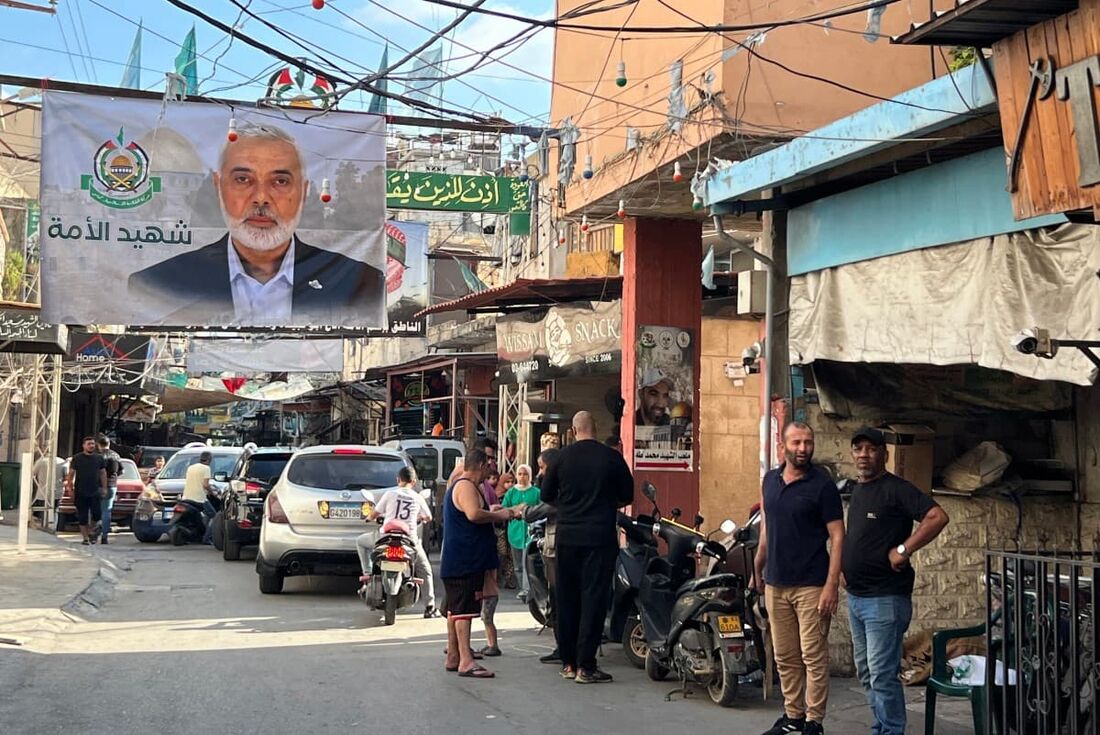 Bandeira com o rosto de Ismail Haniyeh, líder do Hamas, em campo de refugiados no sul do Líbano