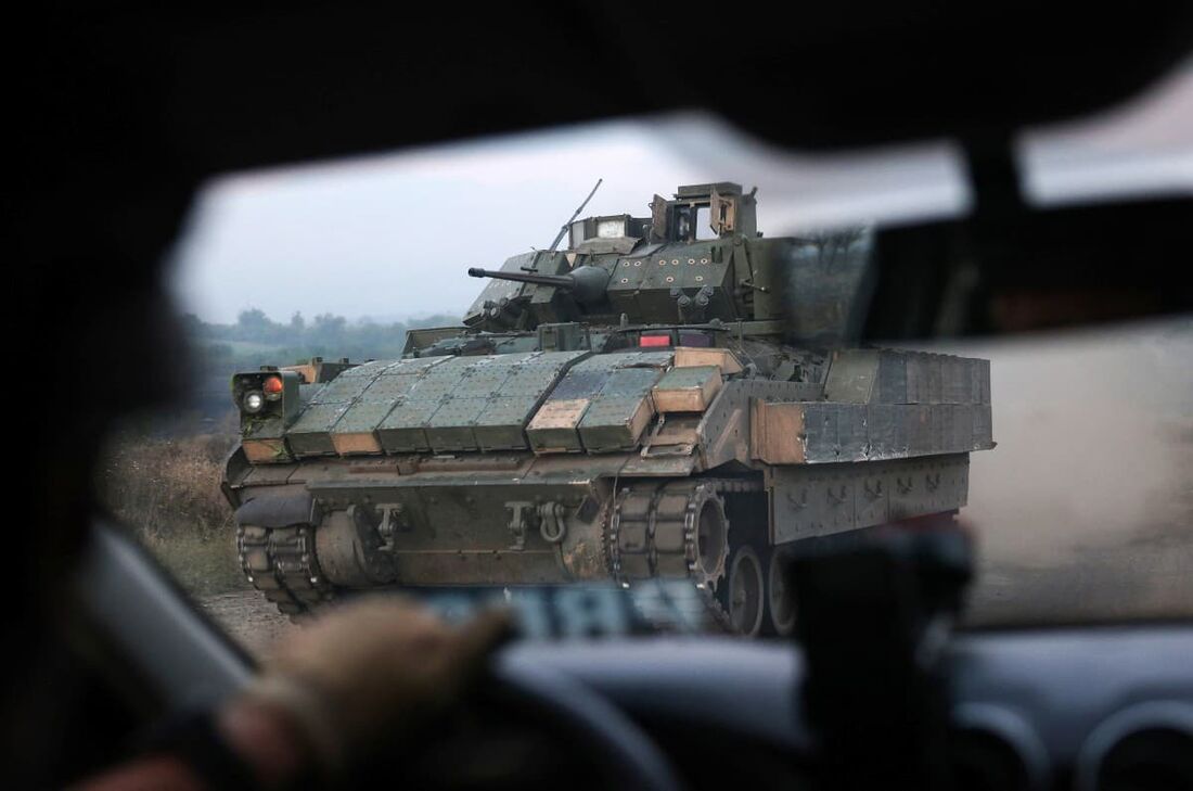 O BMP ucraniano Bradley anda em uma estrada não muito longe da cidade de Toretsk, região de Donetsk, em meio à invasão russa na Ucrânia