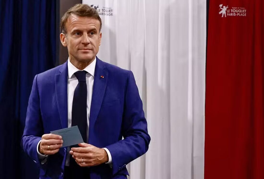 Emmanuel Macron deixa centro de votação em Le Touquet, no norte da França 