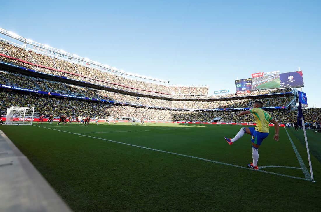 Andreas Pereira cobra escanteio em jogo contra a Colômbia