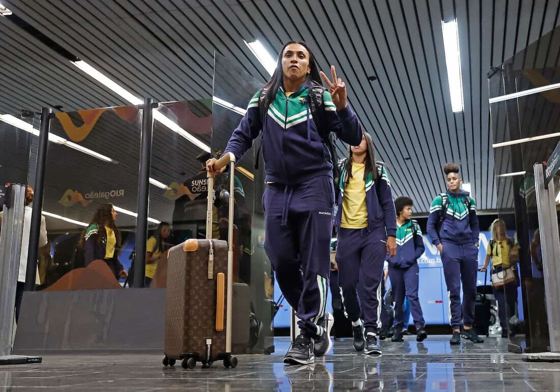 Capitaneada por Marta, Seleção Brasileira embarca rumo à Paris 