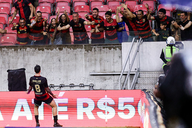 Fabrício Dominguez marcou dois gols diante da Ponte Preta