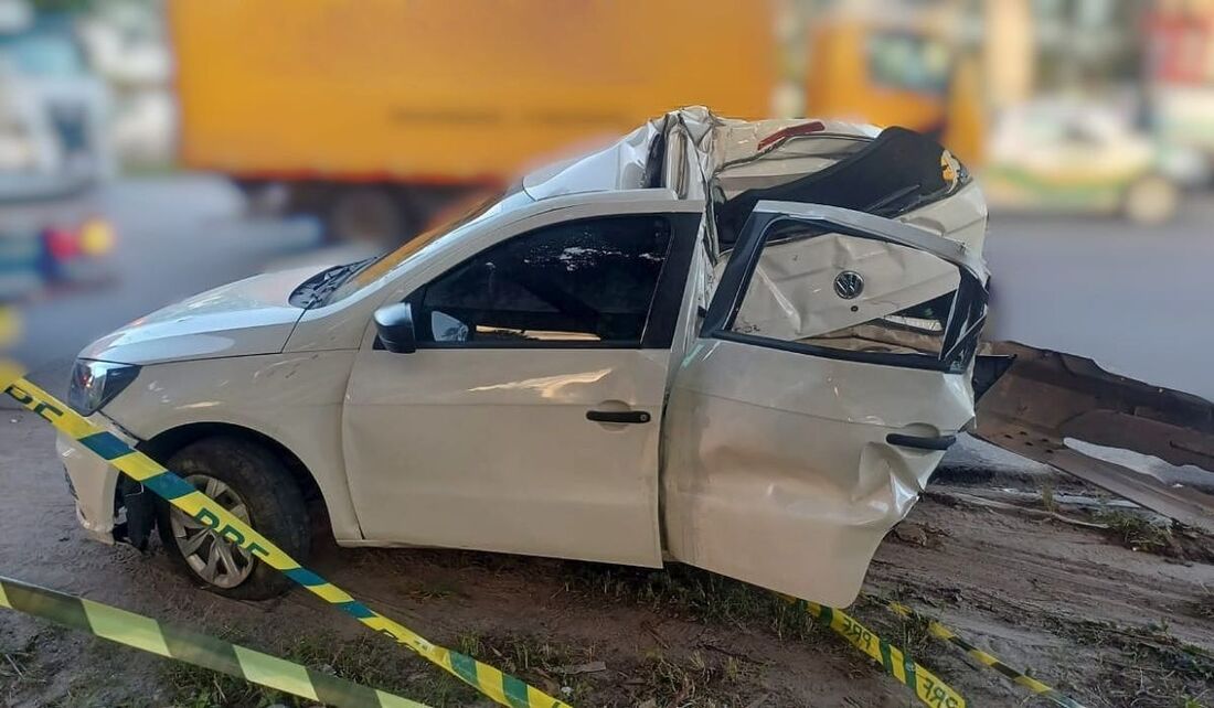 Motorista morreu e passageiro ficou gravemente ferido na BR-101