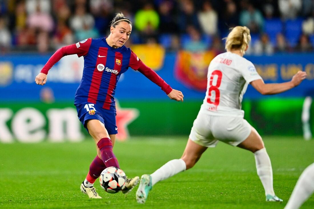 Lucy Bronze atuando pelo Barcelona