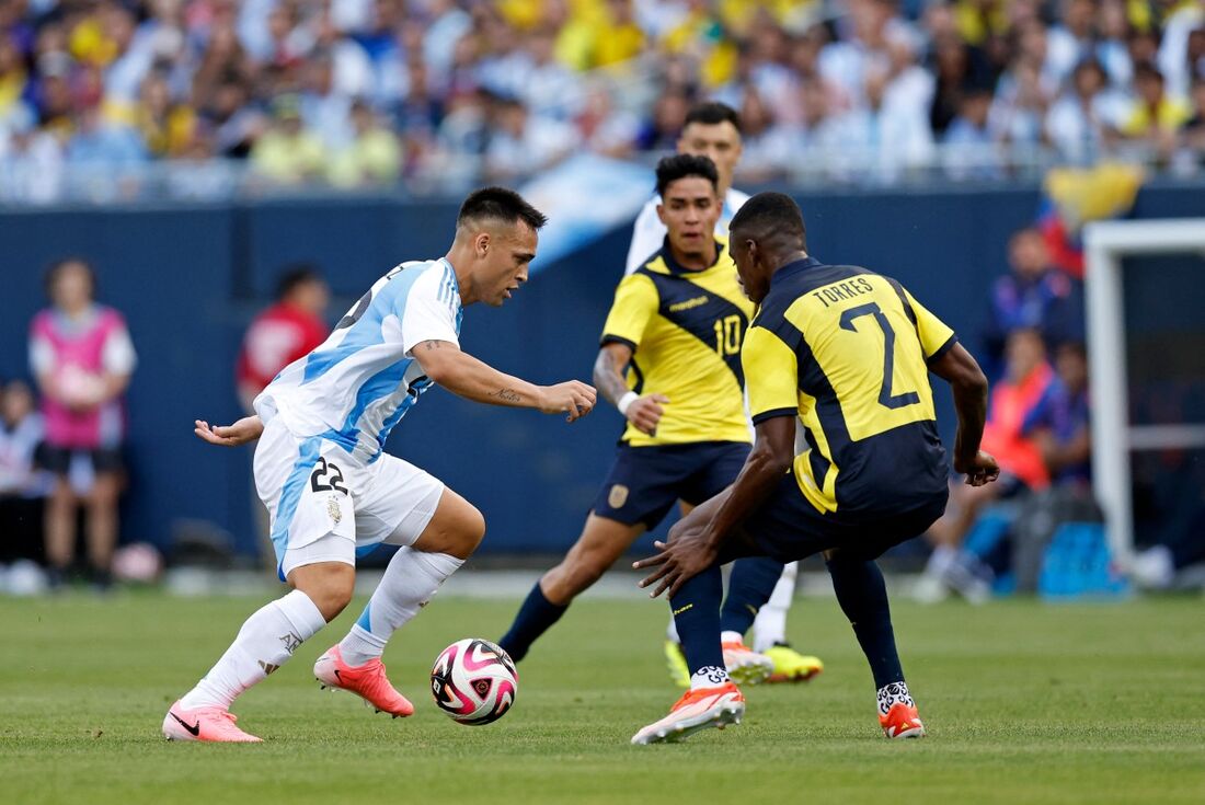 Lance de jogo entre Argentina x Equador em amistoso