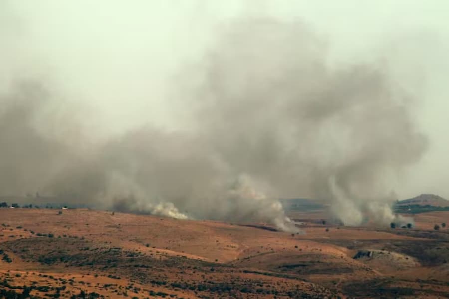 Fumaça subindo sobre as colinas nas Colinas de Golã, anexadas por Israel