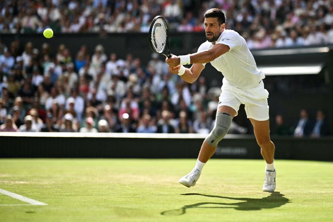 O sérvio Novak Djokovic contra Jacob Feamley, durante a partida de tênis em Wimbledon