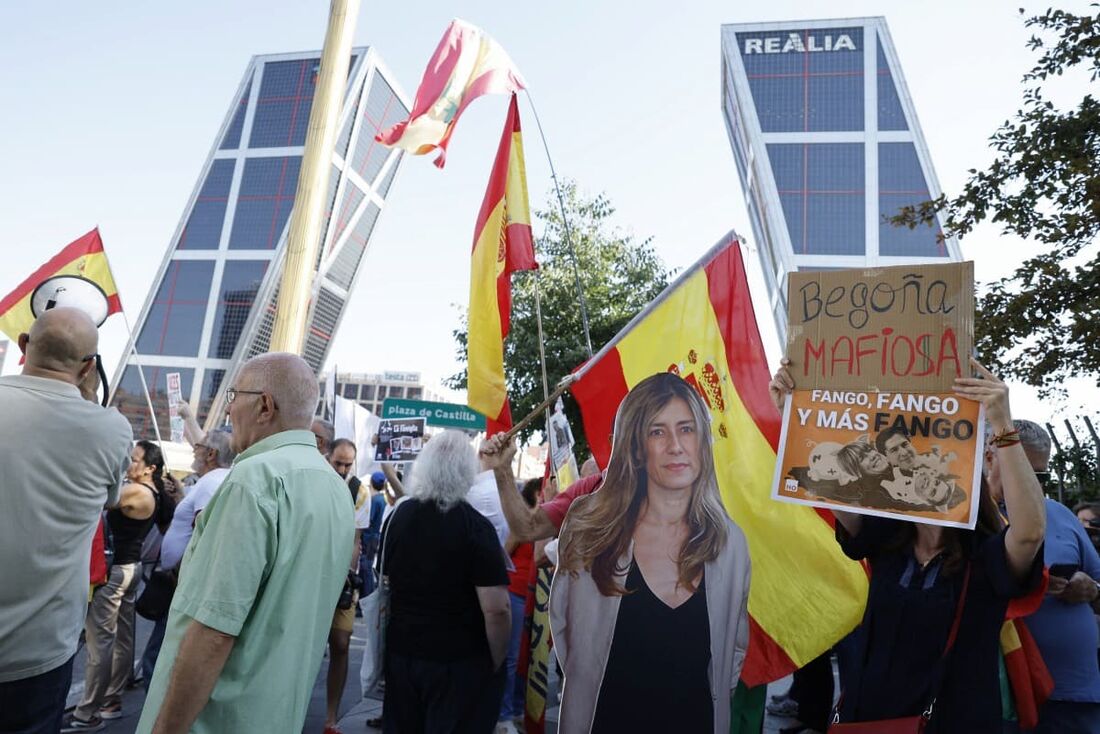 Manifestantes protestam enquanto Begona Gomez, esposa do primeiro-ministro espanhol Pedro Sanchez, deve comparecer perante o magistrado em investigação de corrupção no Tribunal de Madri 