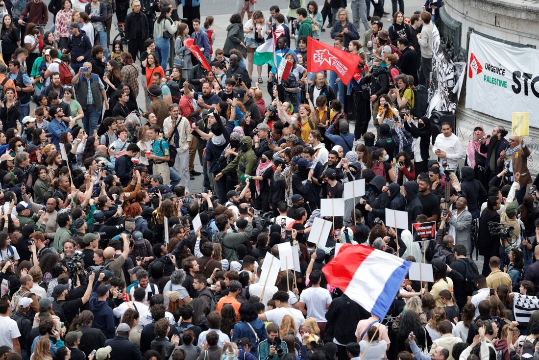 Franceses acompanham apuração das eleições