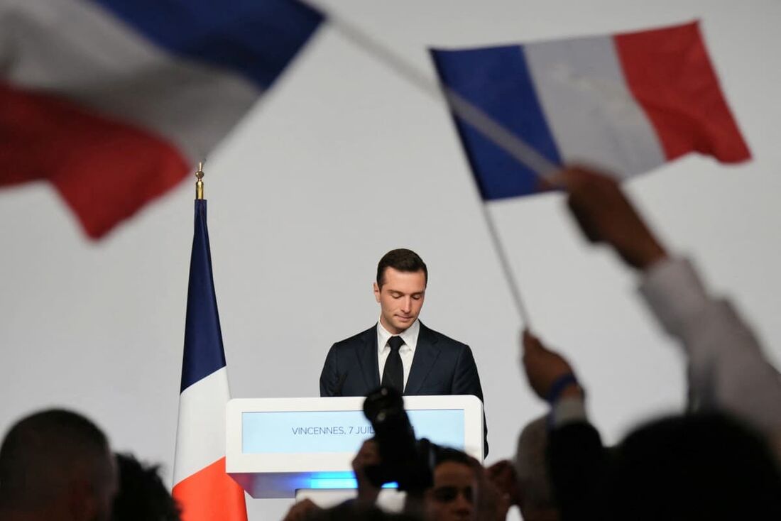 O presidente do partido de extrema direita francês Rassemblement National (RN), Jordan Bardella, discursa durante a noite da eleição do partido após os primeiros resultados do segundo turno