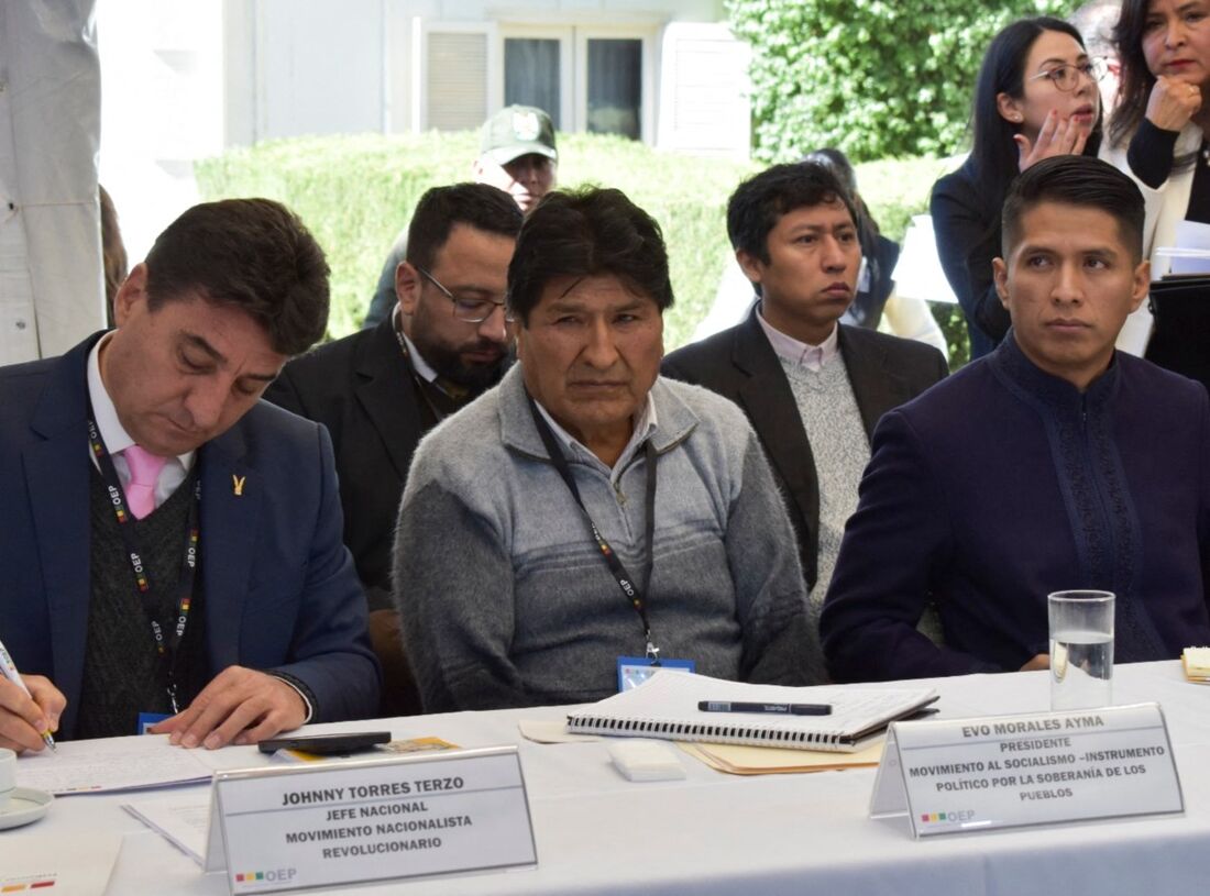 Apoiadores de Evo Morales e presidente Arce se enfrentam na Bolívia