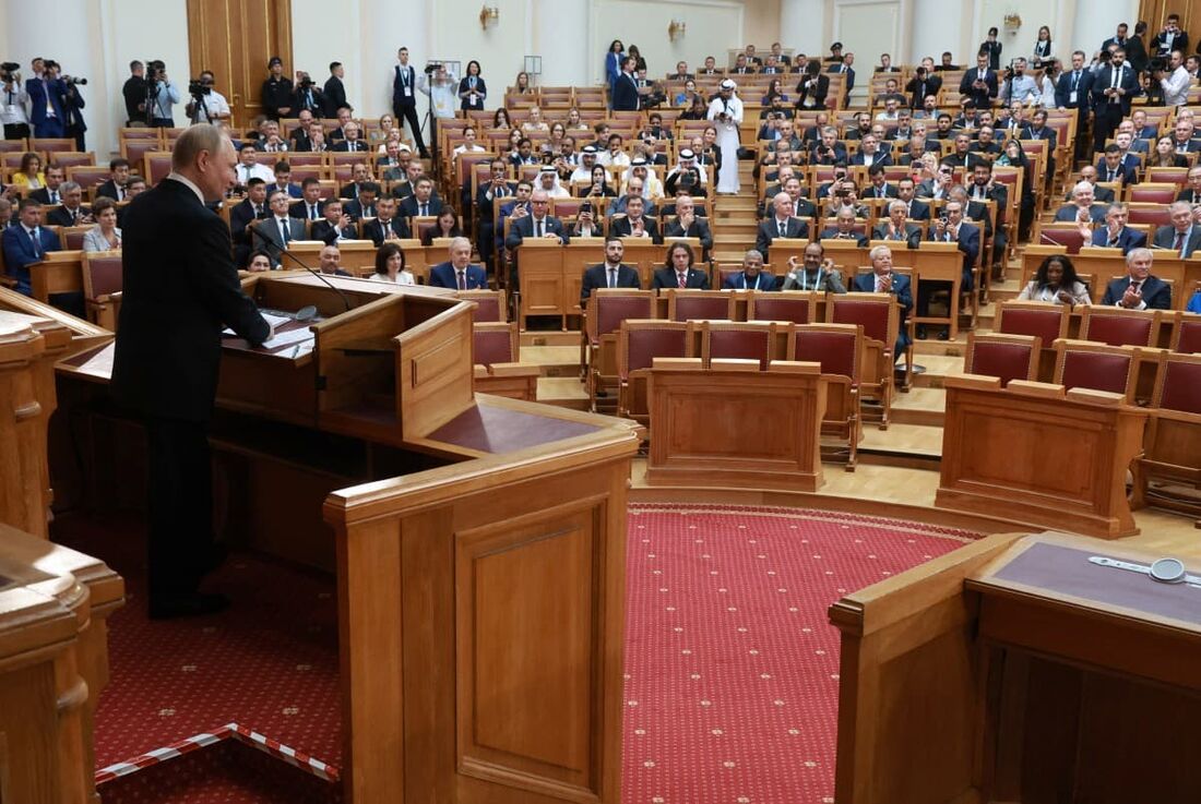  O presidente russo Vladimir Putin discursa em um fórum parlamentar