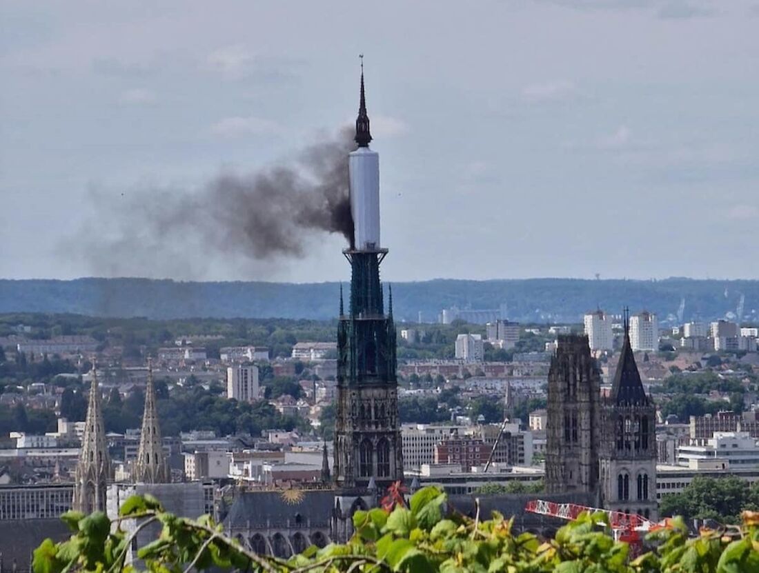 Fumaça sai da torre da Catedral de Rouen, em Rouen, norte da França