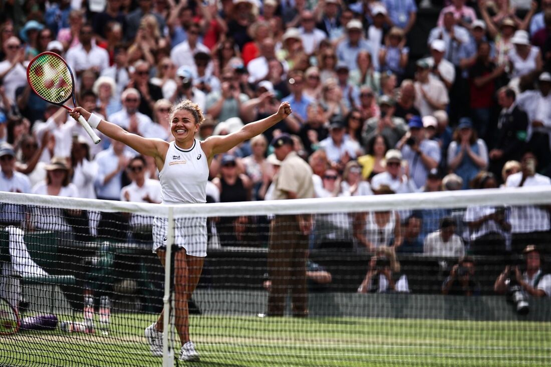 A italiana Jasmine Paolini comemora a vitória contra a croata Donna Vekic