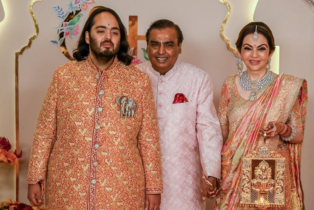 Mukesh Ambani com o filho, Anant, e a esposa, Nita Ambani