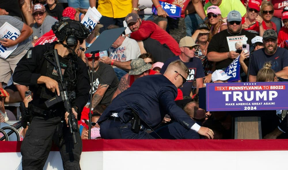 Momento que os seguranças protegem Trump após o ataque