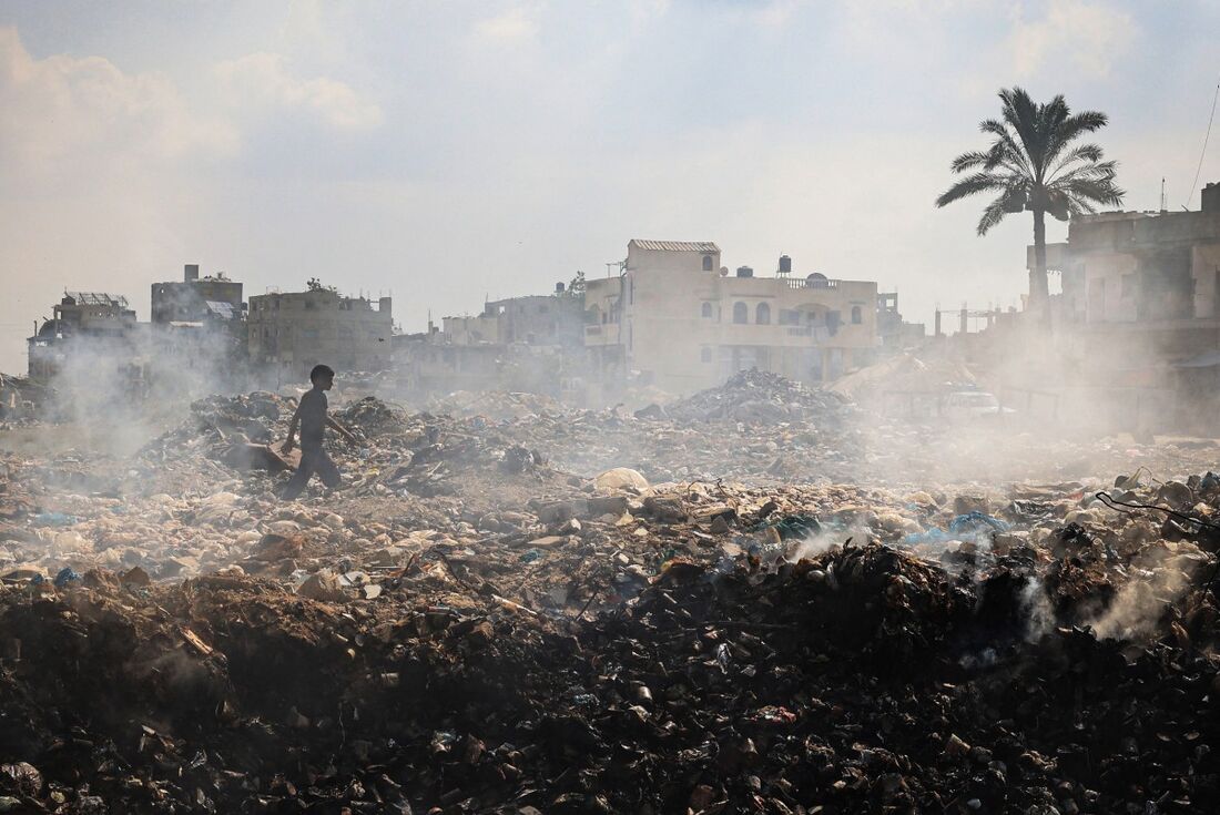 O bombardeamento israelita da Faixa de Gaza, no campo de refugiados palestinianos de al-Maghazi