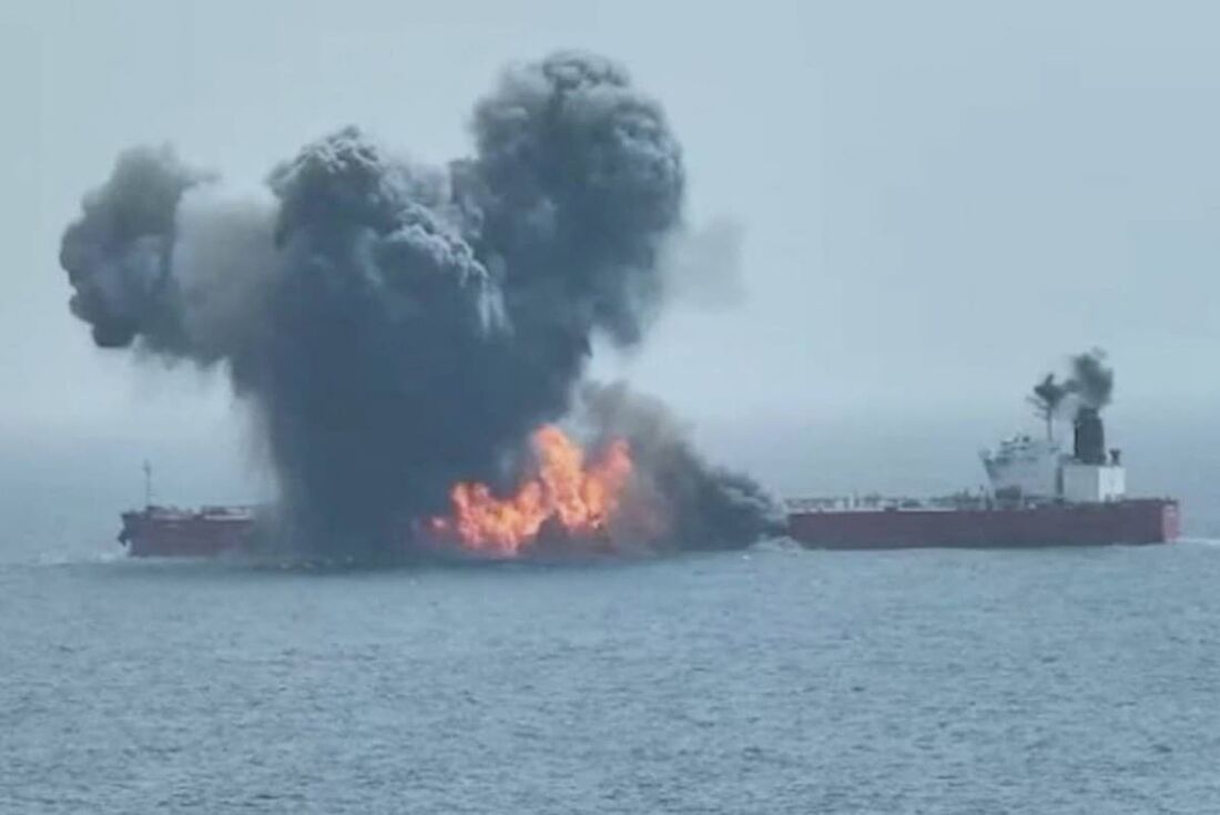 Navio petroleiro grego é atacado no Mar Vermelho; Reino Unido culpa Houthis. Foto de ataque ocorrido no primeiro semestre