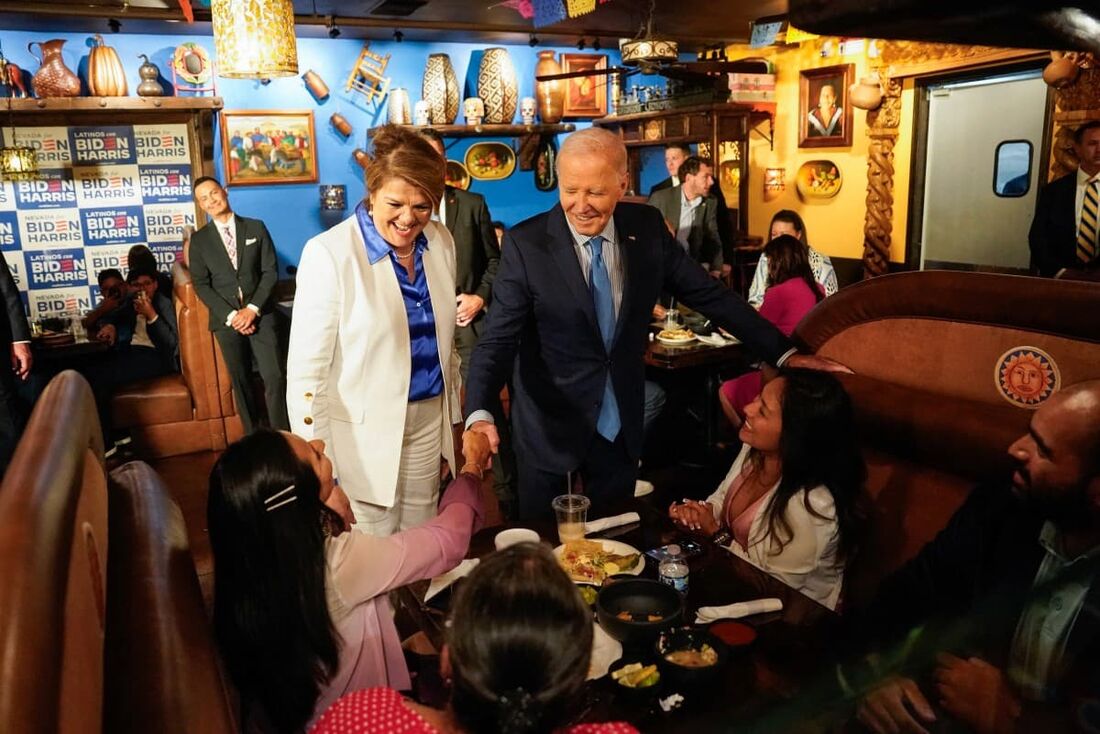 O presidente dos EUA, Joe Biden, ao lado de Maritza Rodriguez (de branco), assessora de campanha da equipe estadual de Biden em Nevada