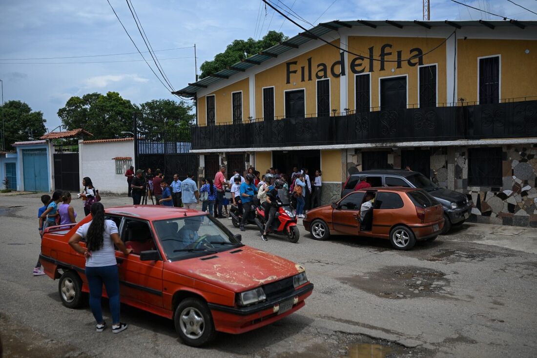 A denúncia do ataque aos carros foi feita horas depois da prisão do chefe de segurança de María Corina.