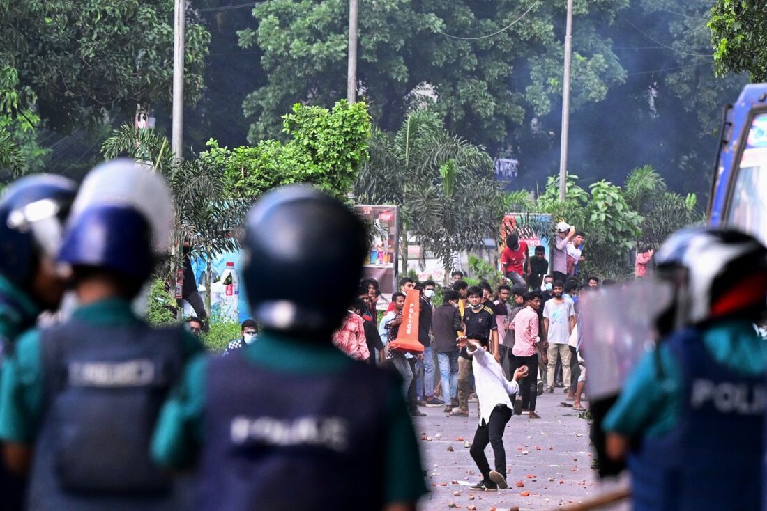 Estudantes de Bangladesh pressionaram em 18 de julho com protestos em todo o país contra as regras de contratação de funcionários públicos