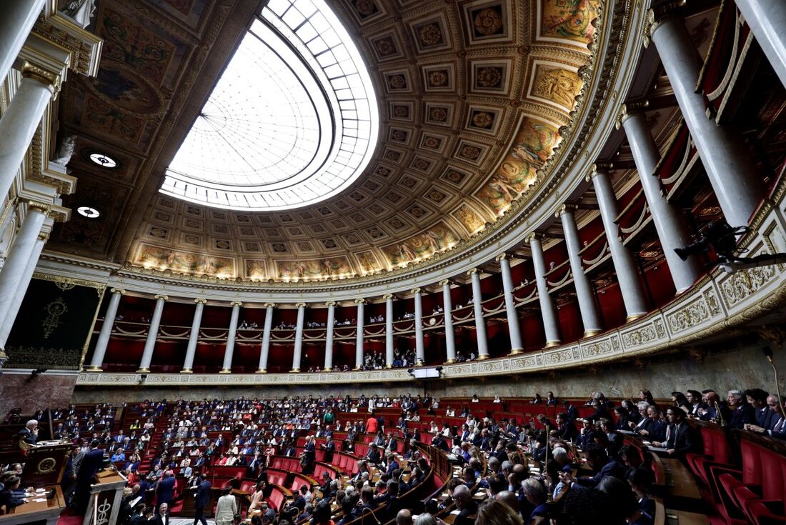 Uma votação turbulenta no Parlamento da França resultou nesta sexta-feira (19) em acusações de manipulação das cédulas.