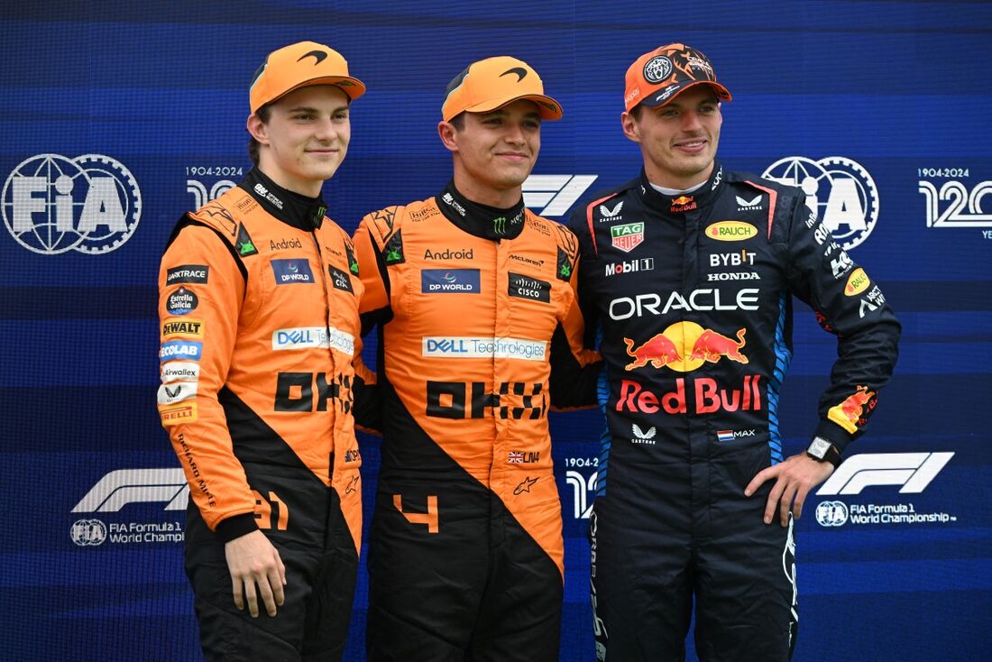 Lando Norris, pole position, ao lado de Oscar Piastri, à esquerda, e Max Verstappen, à direita