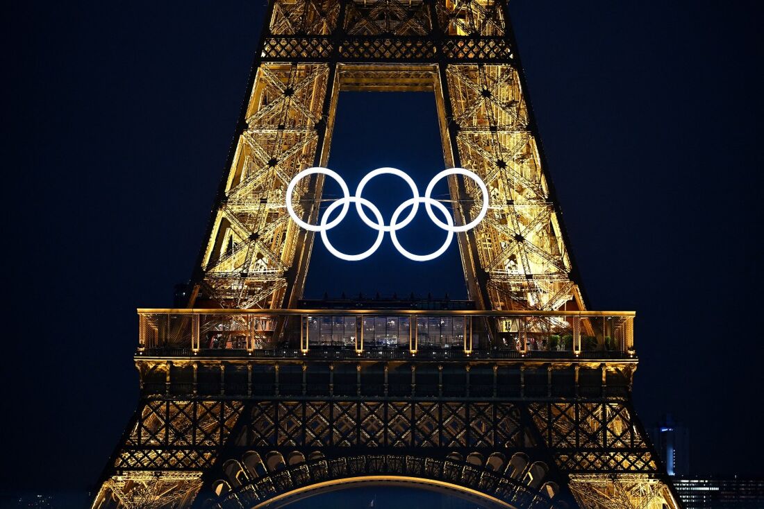 Olimpíadas de Paris: Torre Eiffel iluminada e decorada com os anéis olímpicos