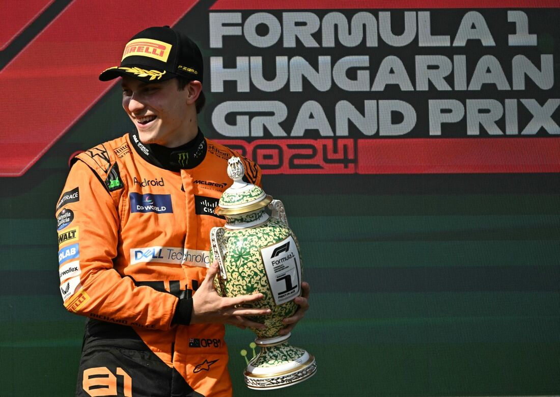 Oscar Piastri, da McLaren, comemora vitória no GP da Hungria de Fórmula 1