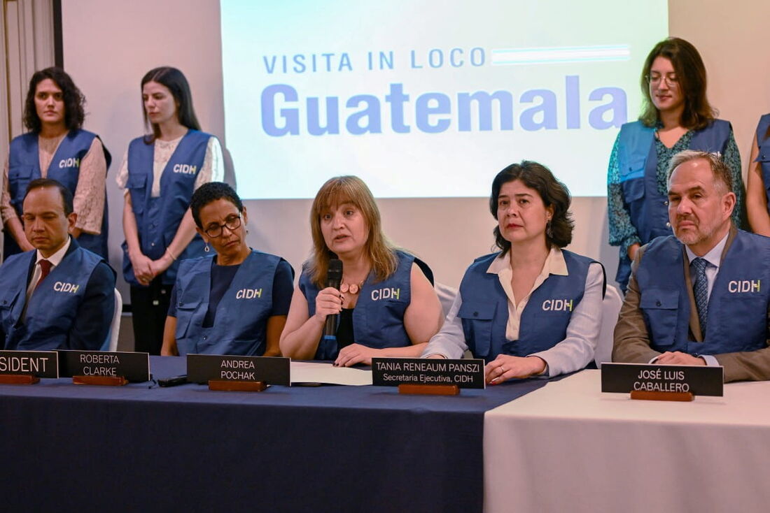 A comissária da Comissão Interamericana de Direitos Humanos (CIDH), Andrea Pochak (C), discursa durante uma coletiva de imprensa na Cidade da Guatemala 