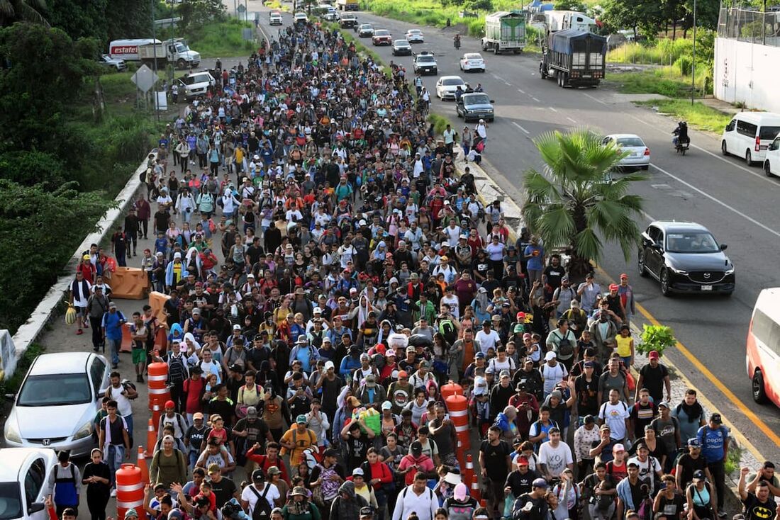 Centenas de migrantes partiram em uma caravana com destino aos EUA para escapar da pobreza e da violência, nos arredores de Tapachula, estado de Chiapas, México