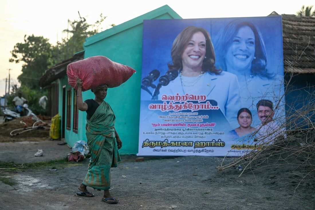 Pôster da vice-presidente dos EUA, Kamala Harris, em sua aldeia ancestral Thulasendrapuram, no estado de Tamil Nadu, no sul da Índia