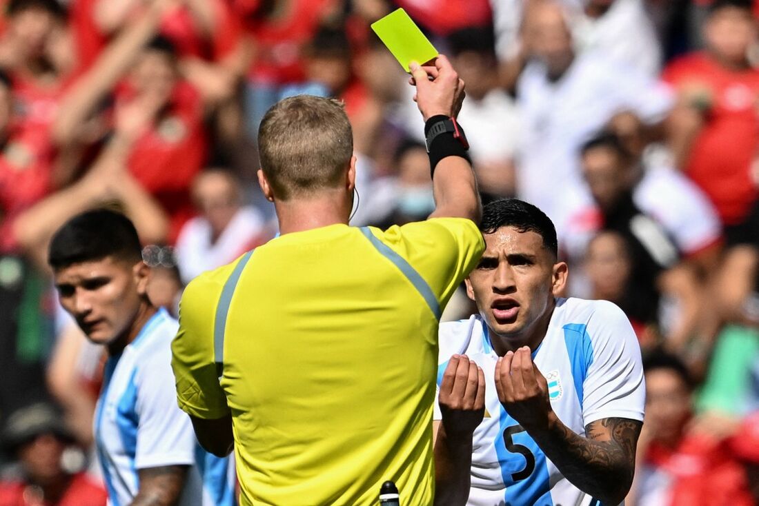 Jogador argentino recebe cartão amarelo no jogo contra o Marrocos