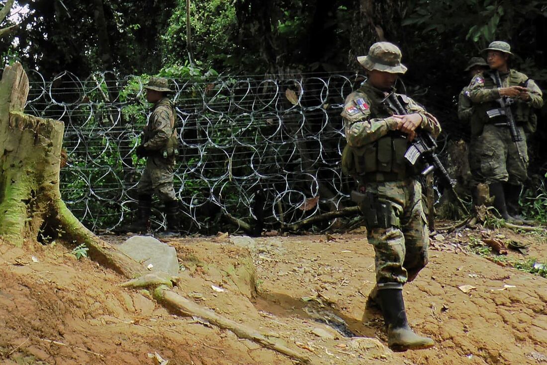 Membros do Serviço Nacional de Fronteiras do Panamá (Senafront) montam guarda no ponto Asti na província de Darien