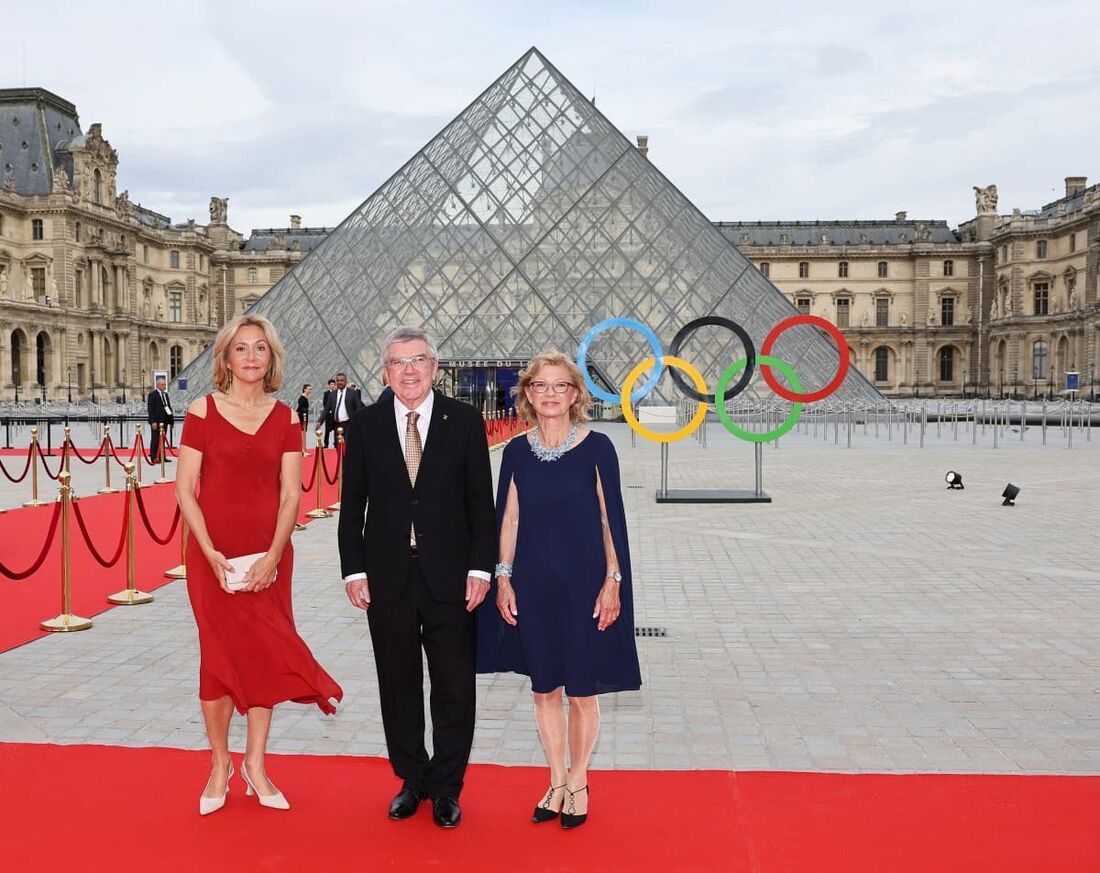 O presidente do Comitê Olímpico Internacional (COI), Thomas Bach (C), e sua esposa Claudia Bach posam com a presidente do Conselho Regional de Ile-de-France, Valerie Pecresse (E)