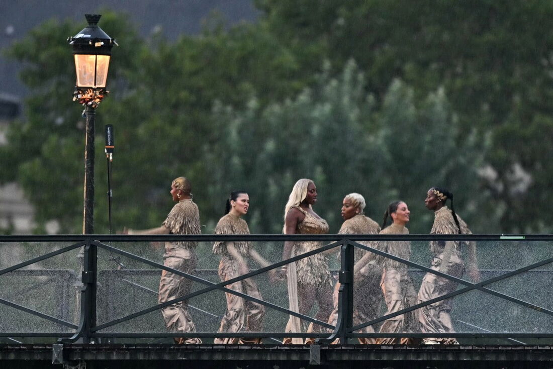  A cantora Aya Nakamura (C) e dançarinos se apresentam na passarela Pont des Arts durante a cerimônia de abertura dos Jogos Olímpicos de Paris 2024 em Paris