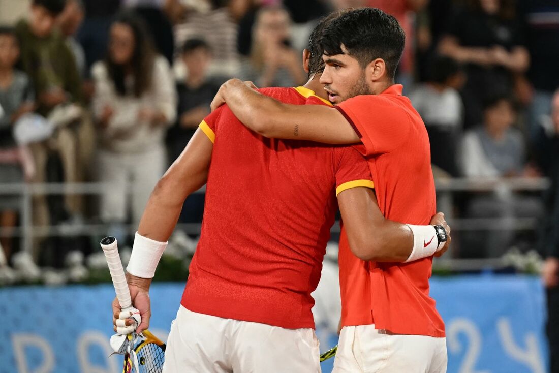 Rafael Nadal (E) e Carlos Alcaraz (D), da Espanha