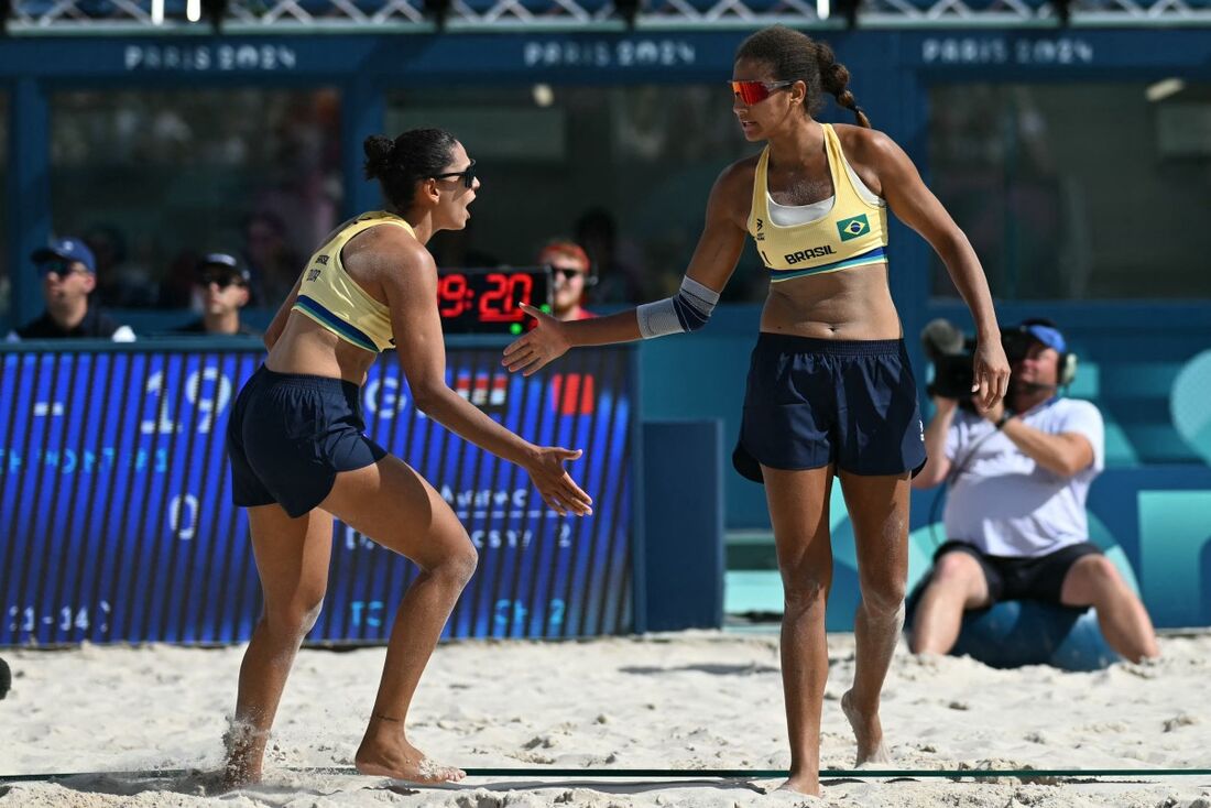 Ana Patrícia e Duda comemora vitória no vôlei de praia