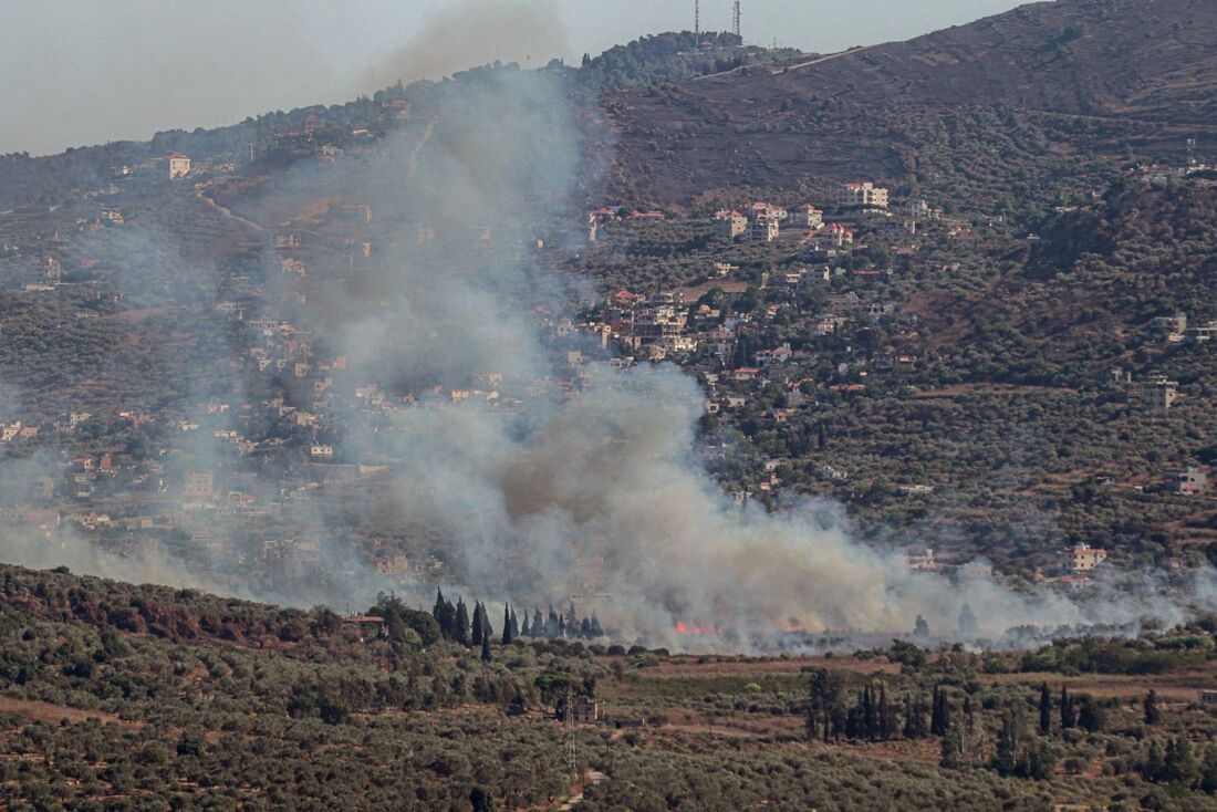 Fumaça sai de um local visado pelos militares israelenses na vila de Kafr Kila, na fronteira sul do Líbano, em 29 de julho de 2024, em meio a conflitos transfronteiriços em andamento entre tropas israelenses e combatentes do Hezbollah