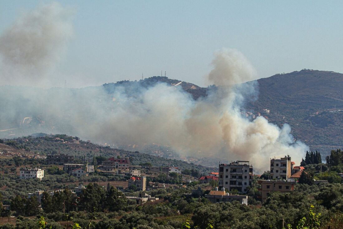 Fumaça sai de um local visado pelos militares israelenses na vila de Kafr Kila, na fronteira sul do Líbano, em 29 de julho de 2024, em meio a conflitos transfronteiriços em andamento entre tropas israelenses e combatentes do Hezbollah