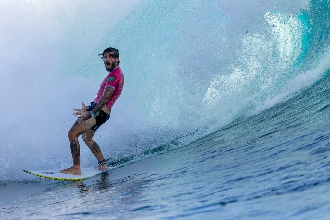 Felipe Toledo vence repescagem e avança no surfe