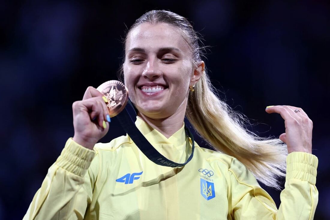 A medalhista de bronze da Ucrânia Olga Kharlan comemora no pódio durante a cerimônia de medalhas