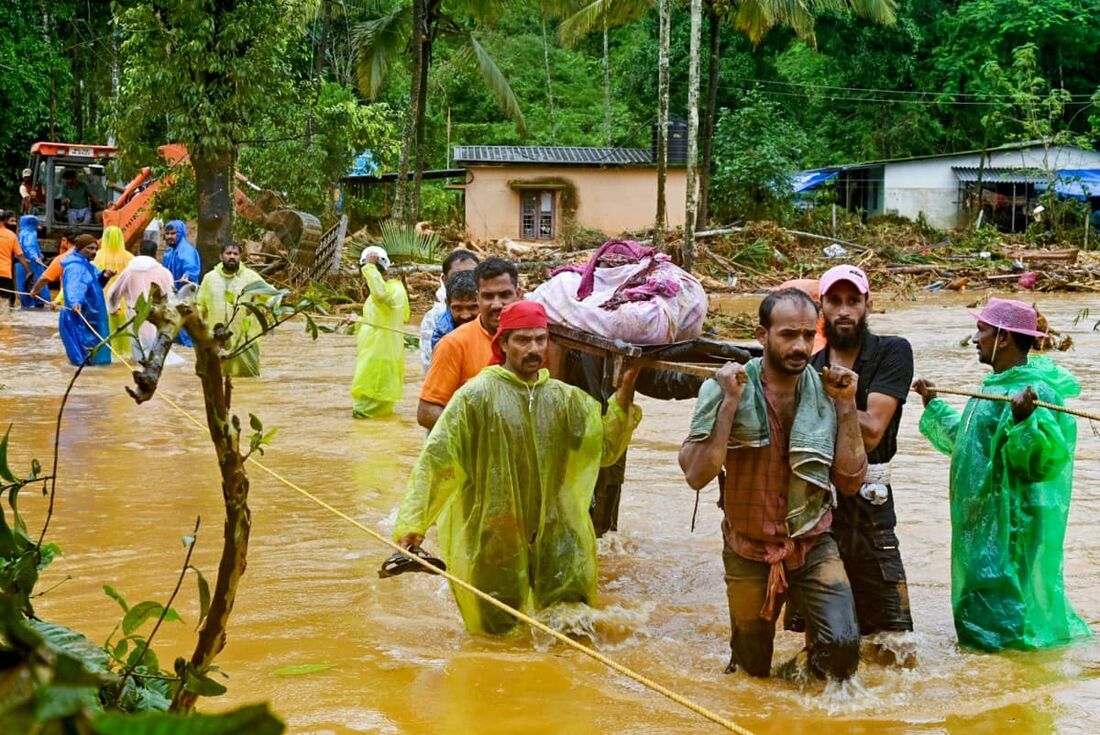 Deslizamentos de terra na Índia provocados por fortes chuvas de monções atingiram plantações de chá e mataram pelo menos 93 pessoas