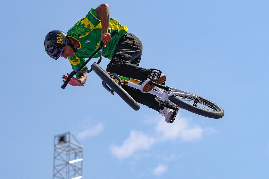 Bala Loka na final do ciclismo BMX, em Paris