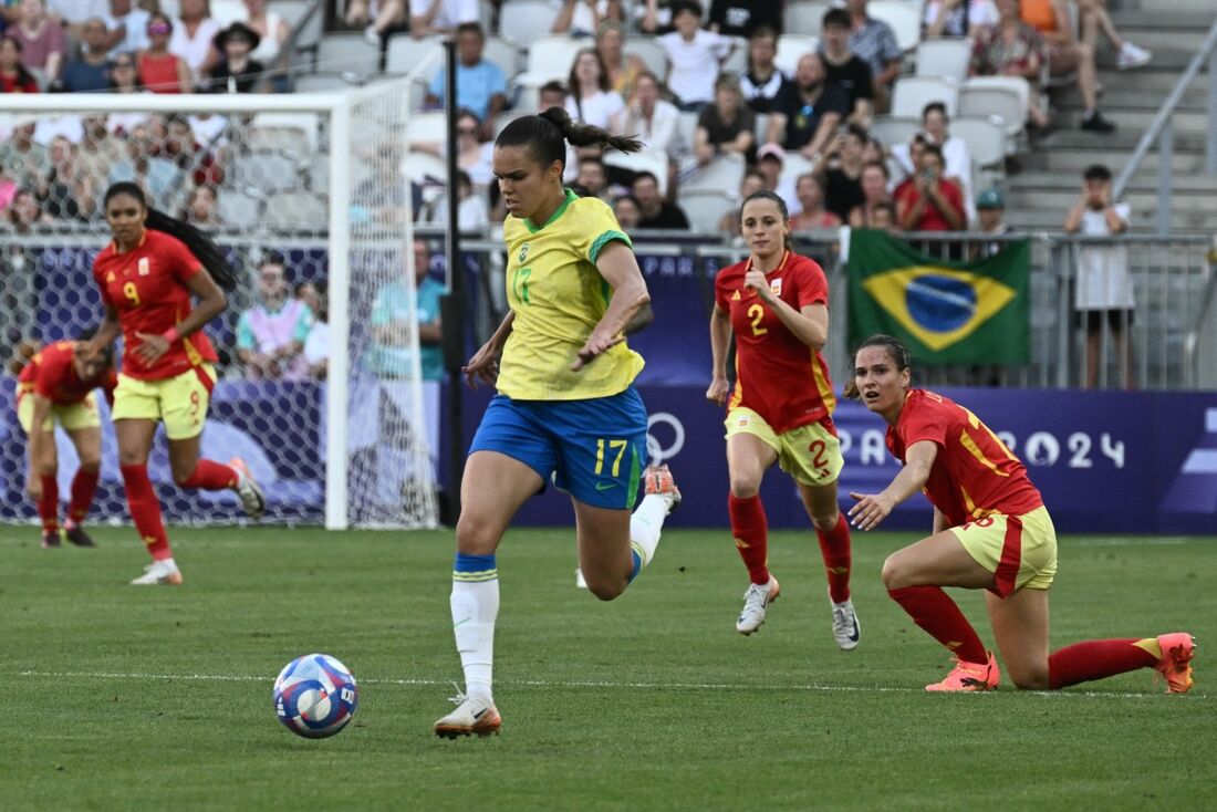 Lance de jogo entre Brasil e Espanha, nas Olimpíadas