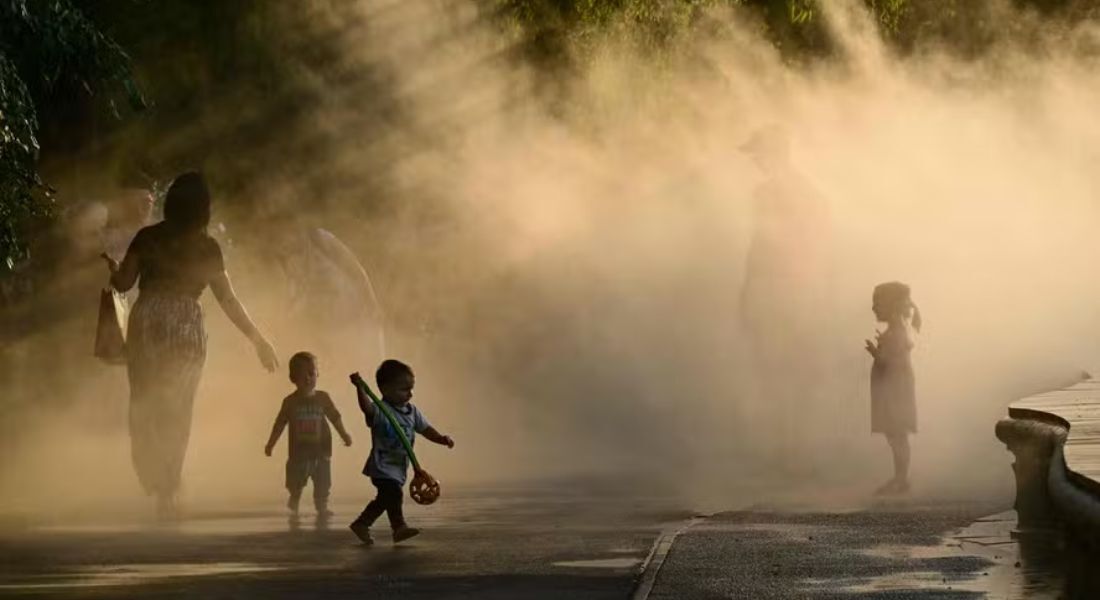 Uma mulher e crianças buscam alívio do calor de 42C registrado durante a semana passada em Bucarest, na Romênia