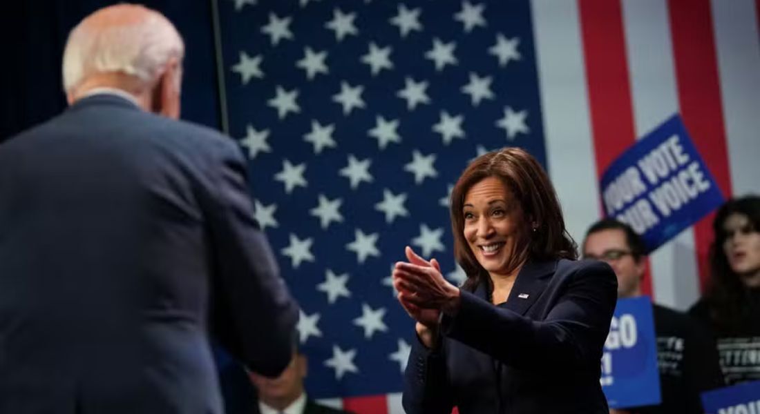 A vice-presidente dos EUA, Kamala Harris, aplaude o presidente Joe Biden durante um evento organizado pelo Comitê Nacional Democrata para agradecer aos trabalhadores da campanha, no Howard Theatre em Washington, DC