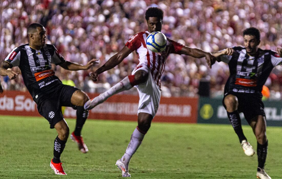 Bruno Mezenga, atacante do Náutico