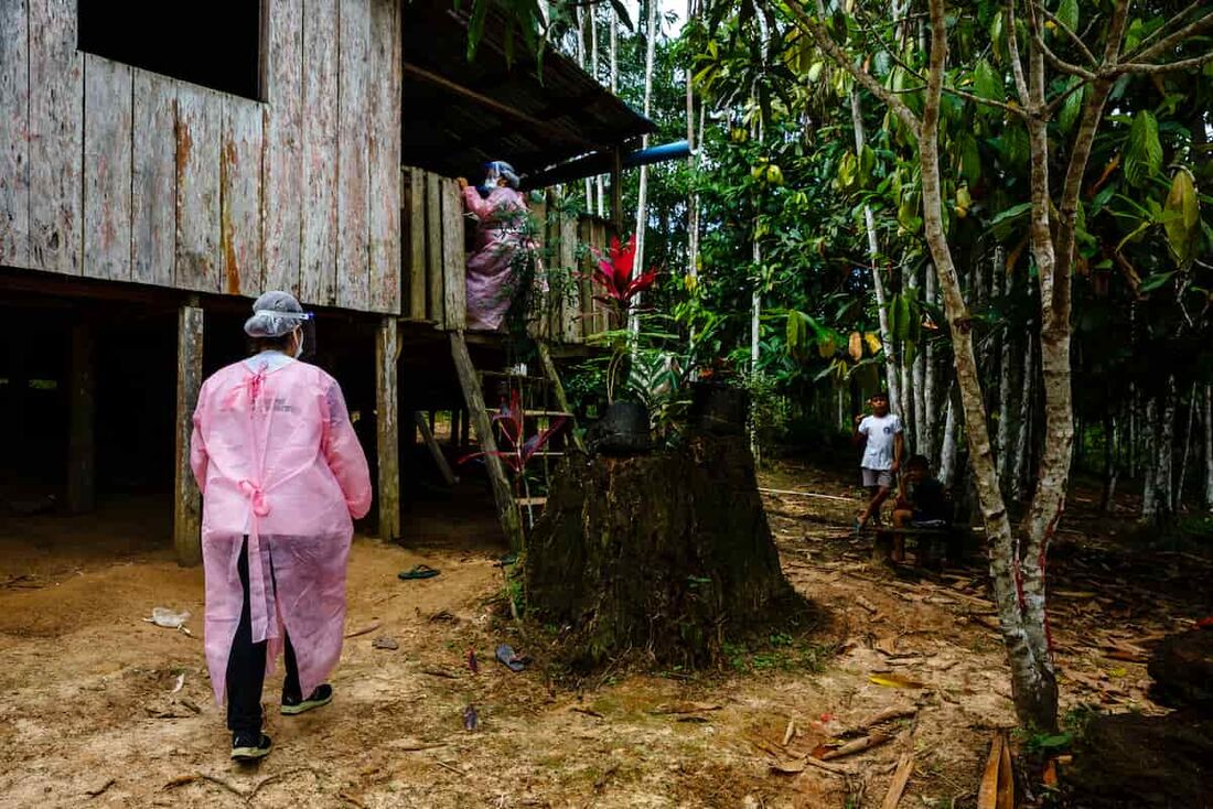 Foto da exposição Pergunte ao Tempo: equipes de Médicos Sem Fronteiras atendem famílias que moram em Tefé, no Amazonas, durante a pandemia da COVID-19.